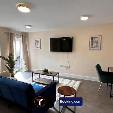 Stylish 2 Bedroom Flat By Tara Stays Short Lets & Serviced Accommodation Watford With Free Parking & Nearby Warner Studios Exterior foto